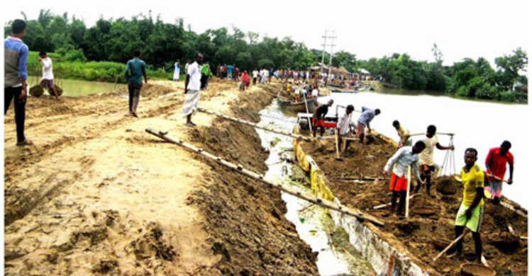 আত্রাইয়ে সড়ক ভেঙে যাওয়ার শঙ্কায় এলাকাবাসী