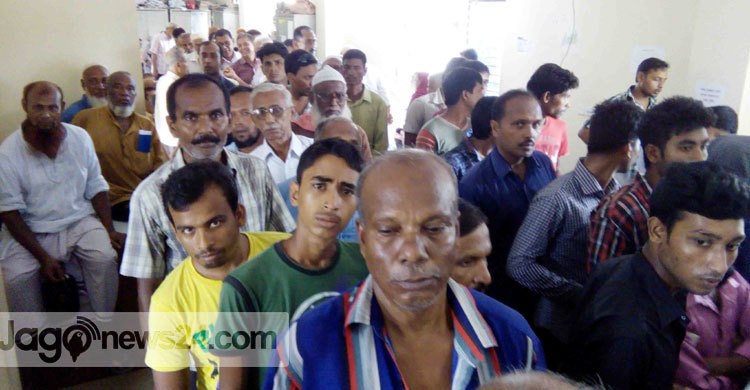 নওগাঁয় সোনালী ব্যাংকে গ্রাহকদের ভোগান্তি