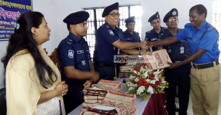 নওগাঁয় ঈদবস্ত্র বিতরণ করলো পুলিশ