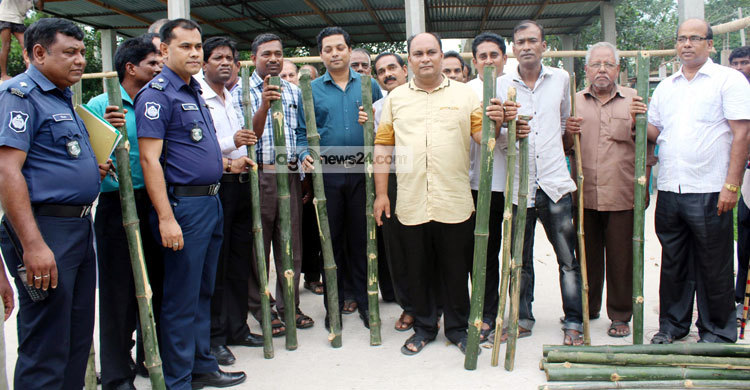 হিন্দুদের হাতে লাঠি তুলে দিল পুলিশ