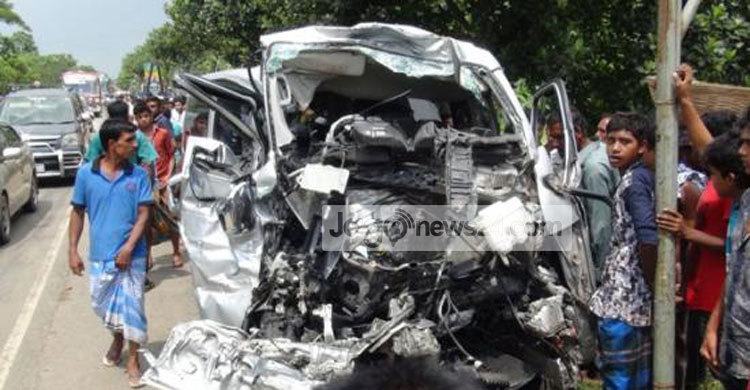 নরসিংদীতে সড়ক দুর্ঘটনায় দুই চিকিৎসকসহ নিহত ৩