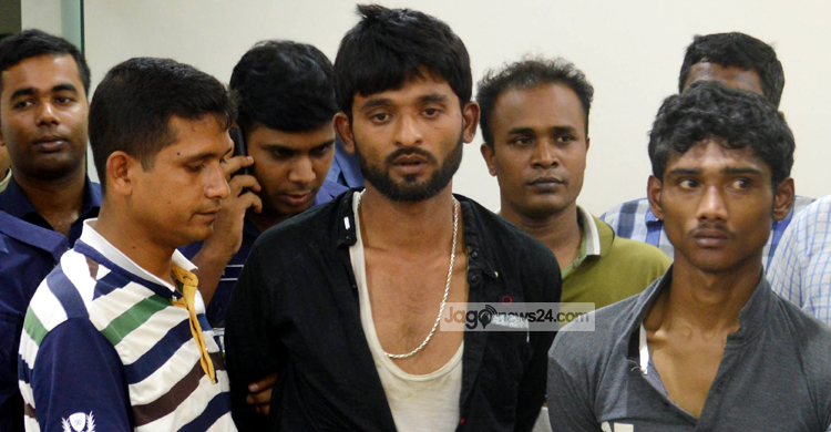 নরসিংদীতে প্রকাশ্যে গুলি ছুড়ে টাকা ছিনতাই : আটক ২