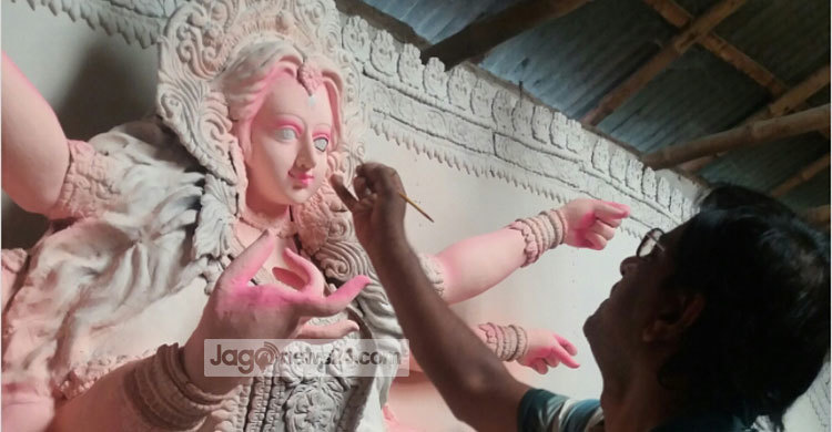 মাটির কাজ শেষ চলছে রং তুলির আঁচর