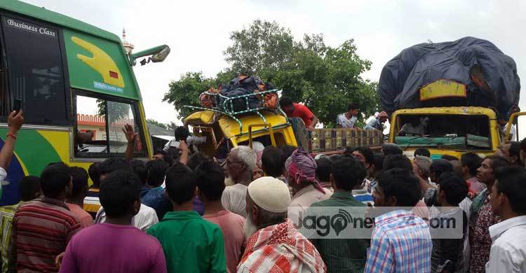 নাটোরে বাস-ট্রাক সংঘর্ষে নিহত ৩