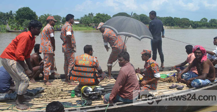 পদ্মা নদীতে নৌকাডুবি : ৫ জনের মরদেহ উদ্ধার
