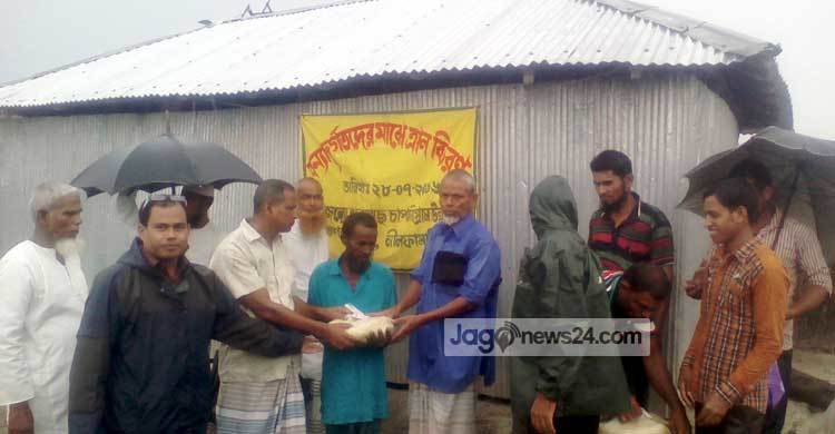 নীলফামারীতে বন্যার্তদের মাঝে ত্রাণ বিতরণ   