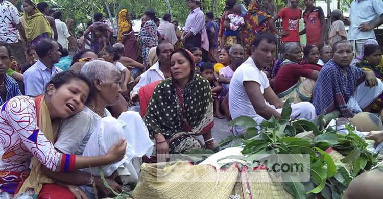 শ্মশানে প্রবেশের রাস্তা না পাওয়ায় মরদেহ নিয়ে সড়ক অবরোধ