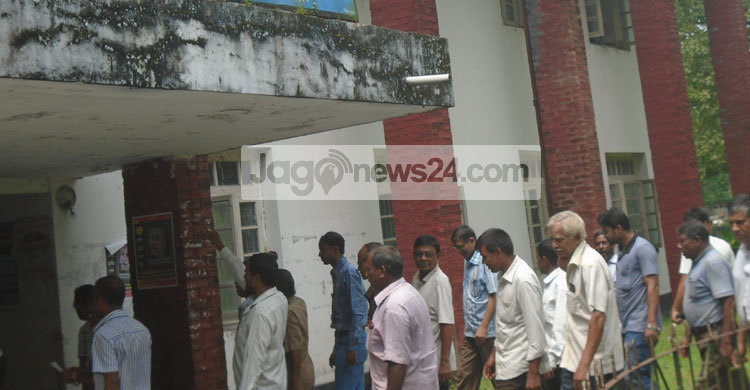 তিস্তা ব্যারাজের কর্মকর্তা কর্মচারীদের বিক্ষোভ