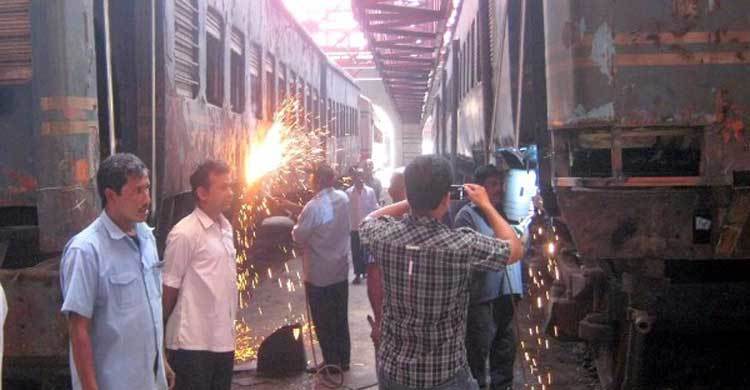 ঈদ উপলক্ষে ৬৫ রেল কোচের মেরামত চলছে