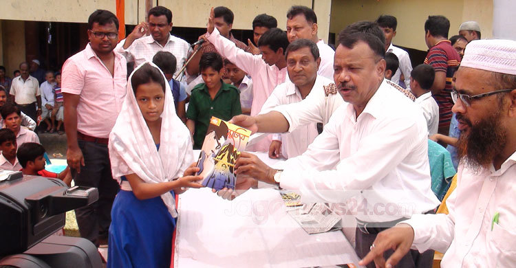 নোয়াখালীতে শিক্ষার্থীদের গ্রাফিক নভেল-১ মুজিব বই বিতরণ
