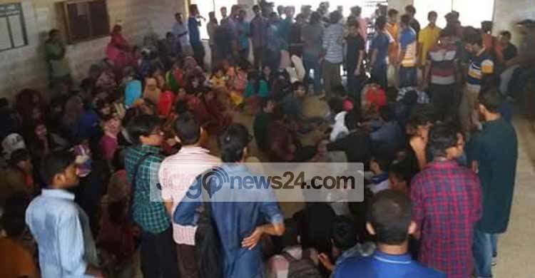 ৫ দফা দাবিতে নোবিপ্রবির শিক্ষার্থীদের অবস্থান ধর্মঘট 