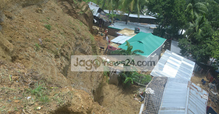 মৃত্যু ঝুঁকি থাকলেও পাহাড় ছাড়ছে না হাজারো মানুষ