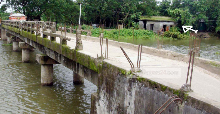 ফরিদগঞ্জের কামতায় নতুন ব্রিজ নির্মাণের দাবি এলাকাবাসীর