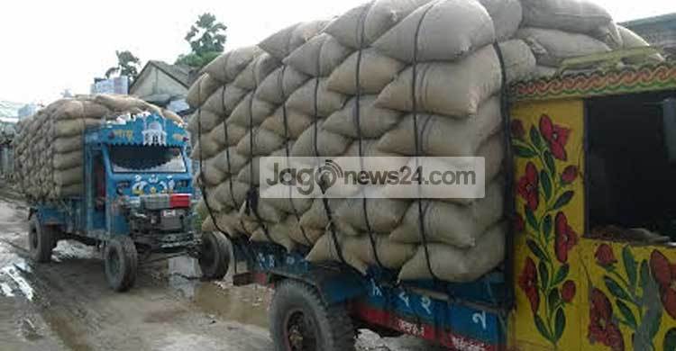 খাদ্যগুদাম থেকে পাচারকালে দুই ট্রাক গম উদ্ধার