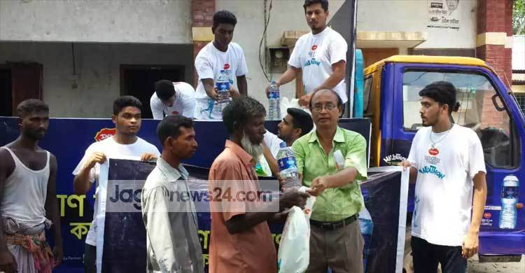 পাবনায় বন্যা দুর্গতদের মাঝে প্রাণের উদ্যোগে ত্রাণ বিতরণ