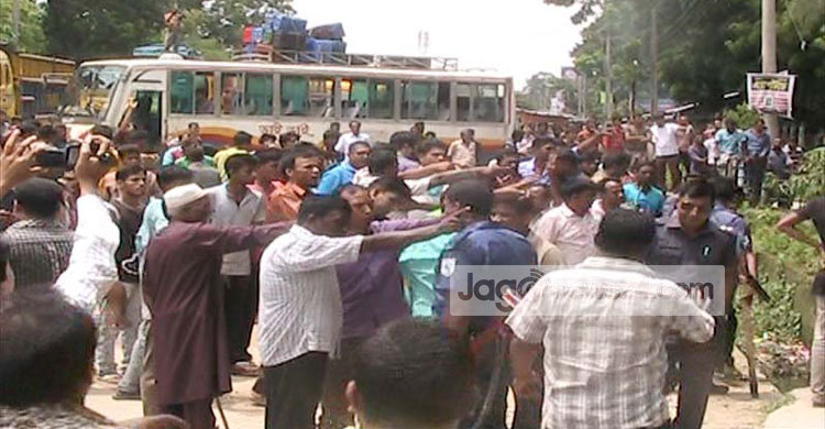 তেতুঁলিয়া-ঢাকা মহসড়ক অবরোধ