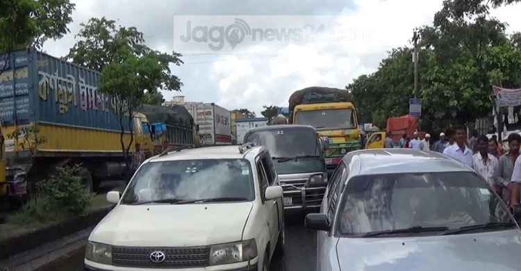 ঢাকা-চট্টগ্রাম মহাসড়কে দীর্ঘ যানজট