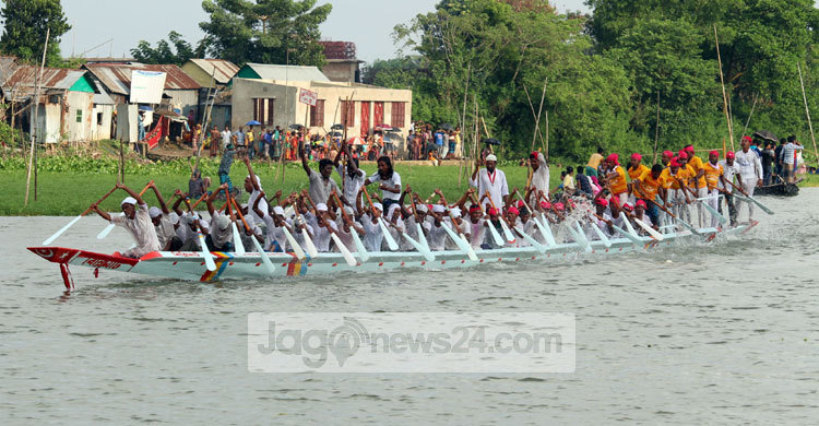 তিতাস নদীতে ঐতিহ্যবাহী নৌকাবাইচ 