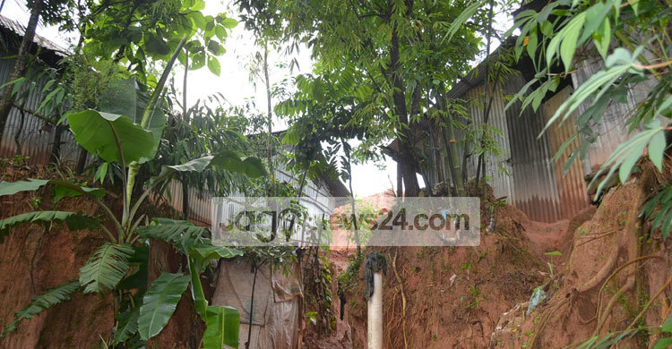 মৃত্যুঝুঁকি নিয়ে পাহাড়ে বাস করছে ৩ শতাধিক মানুষ