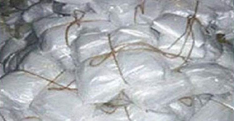 টেকনাফে বিপুল পরিমাণ পলিথিন ও খাদ্য সামগ্রী জব্দ