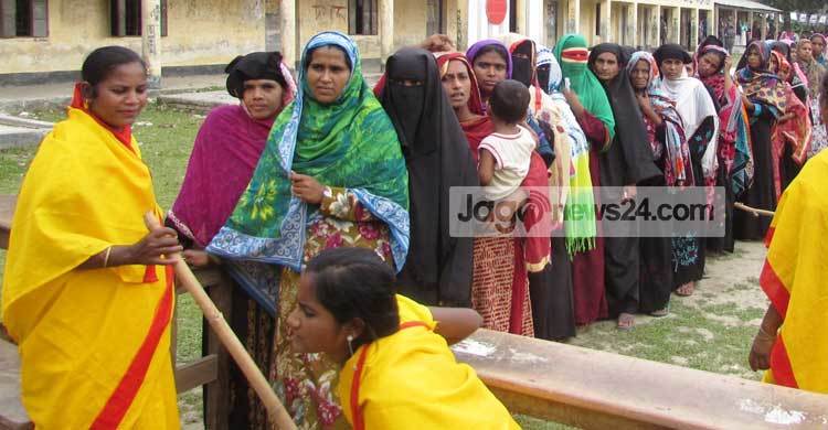 নড়িয়ায় নারী ভোটারের দীর্ঘ লাইন