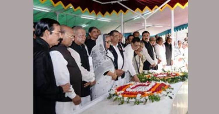 টুঙ্গিপাড়ায় বঙ্গবন্ধুর সমাধিতে প্রধানমন্ত্রীর শ্রদ্ধা