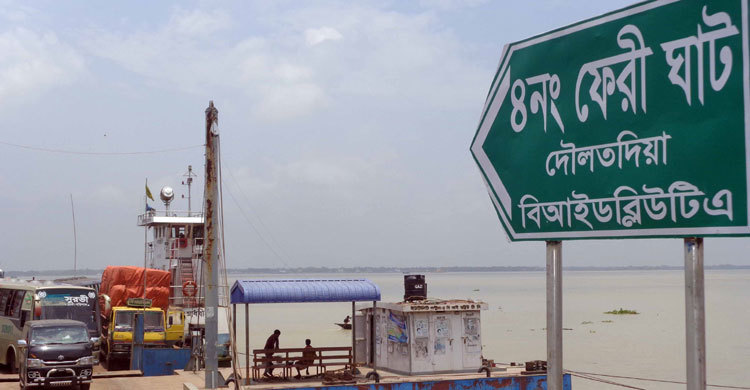 দৌলতদিয়ায় ঘাট ও ফেরি বন্ধ : ভোগান্তিতে যাত্রীরা