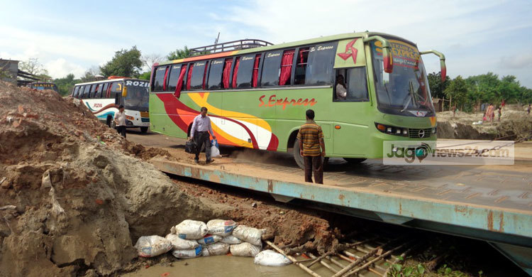 দৌলতদিয়ায় ২টি ঘাট দিয়ে চলছে পারাপার