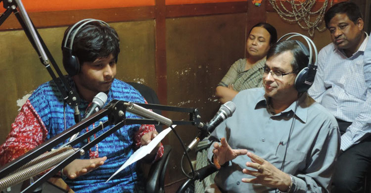 রেডিও বিক্রমপুরের কার্যক্রম পরিদর্শন করলেন তথ্য সচিব