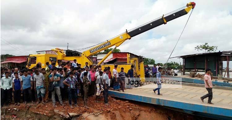 দৌলতদিয়ায় এখনো ফেরি চলাচল বন্ধ : ভোগান্তিতে যাত্রীরা