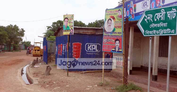 দৌলতদিয়ায় ৩টি ঘাট দিয়ে চলছে পারাপার