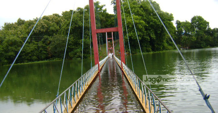 লেকের পানিতে ডুবে গেছে ঝুলন্ত সেতু 