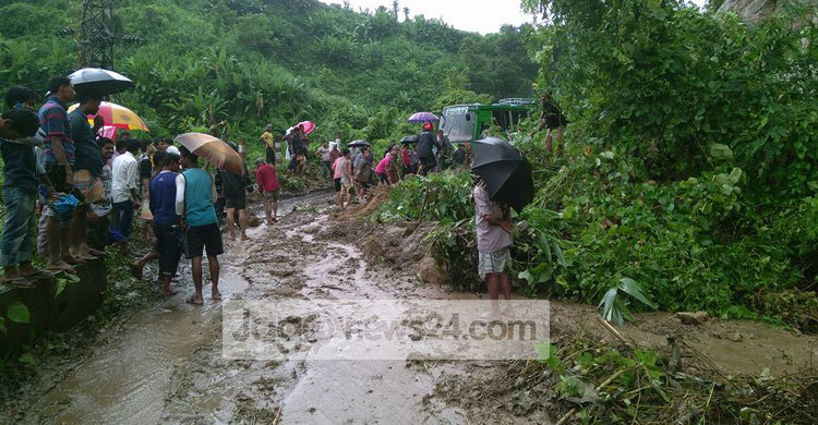 পাহাড় ধসে বান্দরবান-রাঙামাটি সড়ক যোগাযোগ বিচ্ছিন্ন