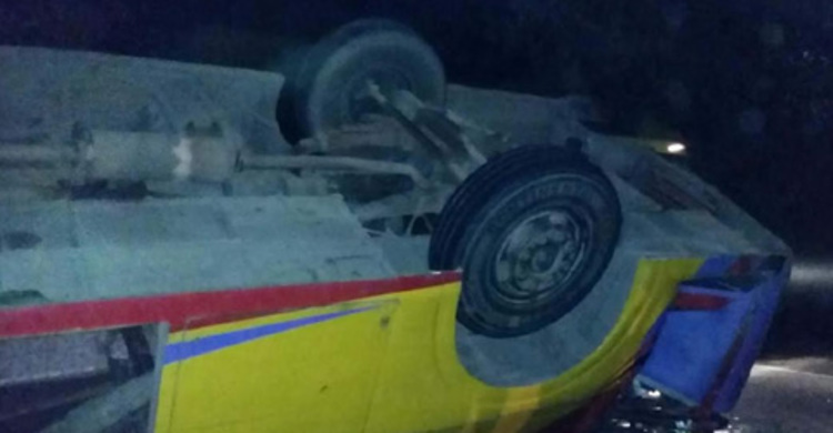 রাজবাড়ীতে যাত্রীবাহী বাস উল্টে আহত ১৫