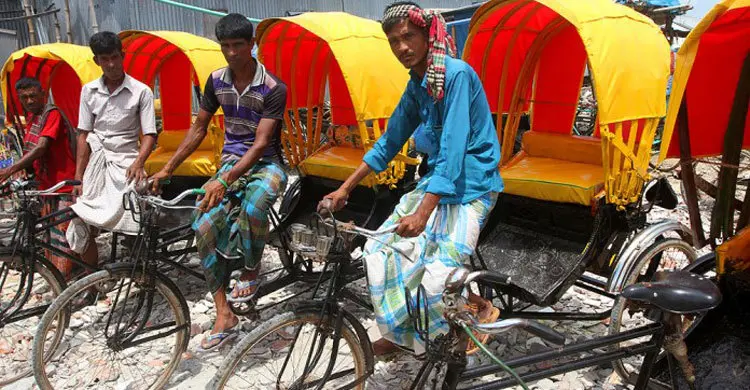 হলদে বাস-রিকশায় চড়ার অপেক্ষা