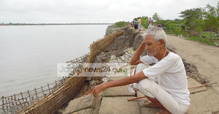 ভাঙন আতঙ্কে খোলপেটুয়া নদী তীরবর্তী মানুষ