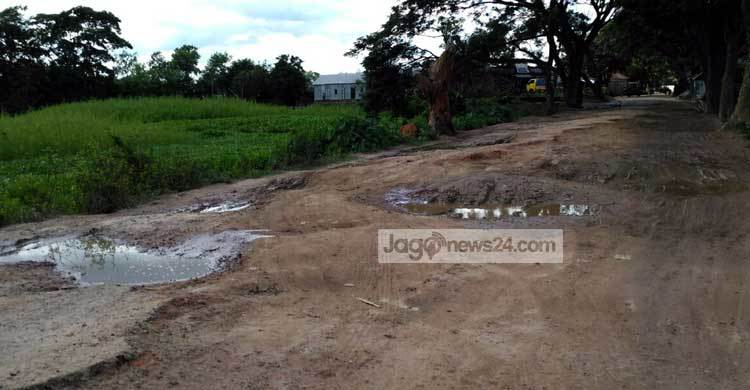 ৮ কিলোমিটার সড়কের ৬ কিলোমিটারেই ক্ষত!