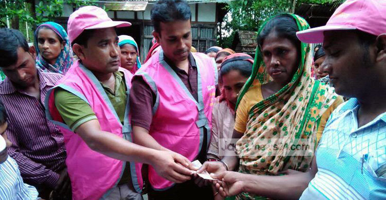 শরীয়তপুরে ভাঙন কবলিতদের মাঝে আর্থিক সহায়তা