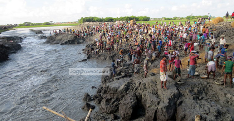 কপোতাক্ষের বাঁধ ভেঙে ৬ গ্রাম প্লাবিত : সংস্কারের চেষ্টা