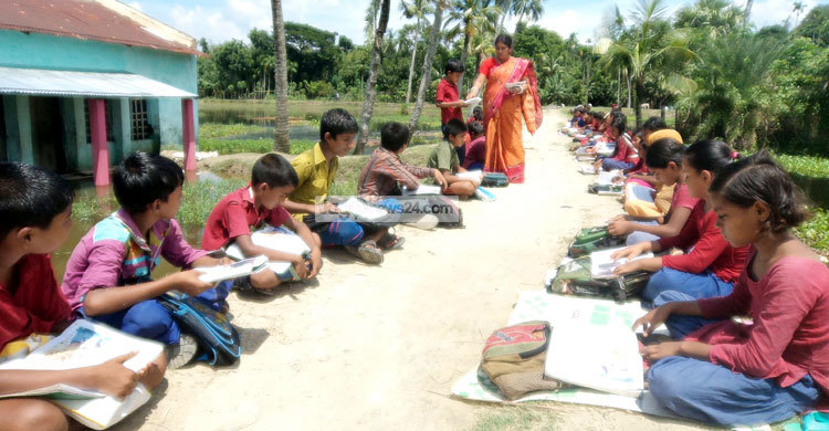 রাস্তায় চলছে প্রাথমিক বিদ্যালয়ের পাঠদান