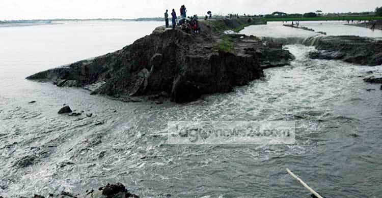 কপোতাক্ষের বাঁধ ভেঙে গ্রাম প্লাবিত