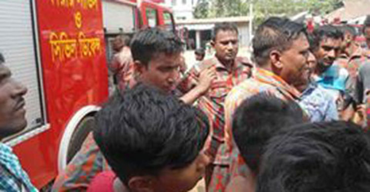 শায়েস্তাগঞ্জে আবাসিক হোটেলে আগুন