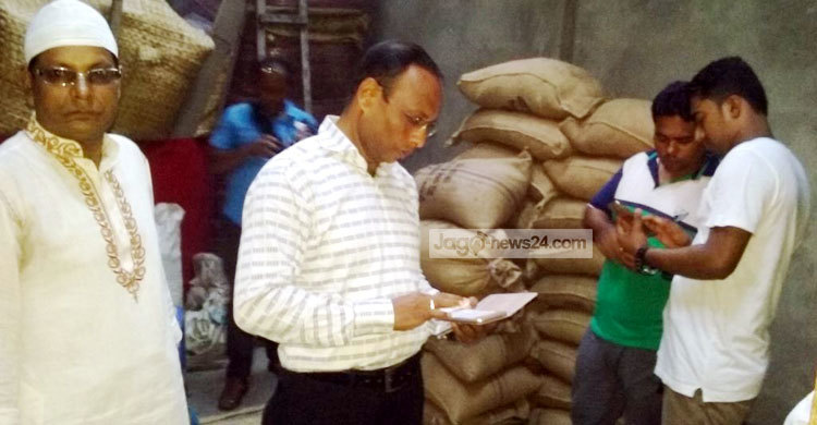 ইউপি চেয়ারম্যান ও সচিবের বিরুদ্ধে চাল চুরির অভিযোগ 