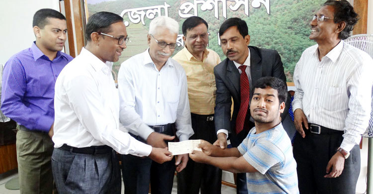 ৮৮ প্রতিবন্ধী শিক্ষার্থীর মাঝে ভাতা বিতরণ