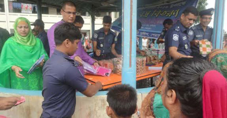 শেরপুরে দুস্থদের মাঝে পুলিশের ঈদ উপহার