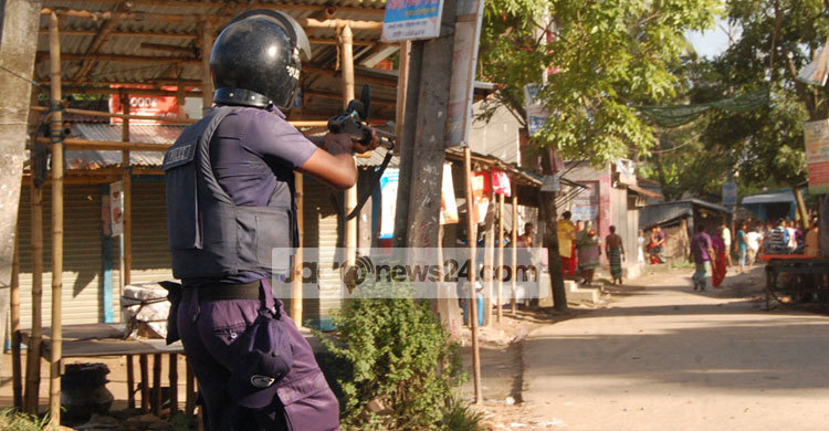 না.গঞ্জে গ্যাস সংকট নিয়ে বিক্ষোভে পুলিশের গুলি : আহত ১৫