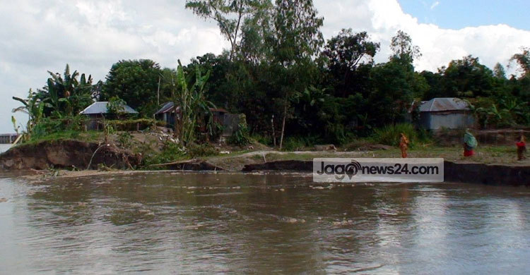 সিরাজগঞ্জে যমুনা নদীর তীর রক্ষা বাঁধে ধস