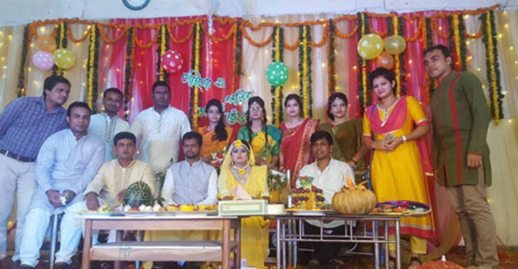 মহিলা কলেজে ছাত্রলীগ নেত্রীর গায়ে হলুদ : পুরুষরাও উপস্থিত