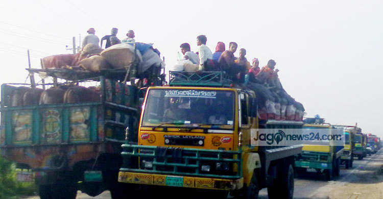 ঝুঁকি জেনেও বাসের ছাদে বাড়ি ফিরছেন তারা