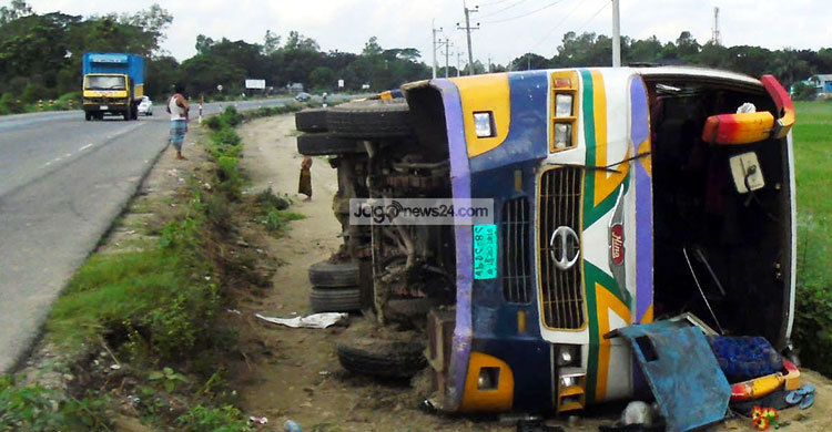 মির্জাপুরে নিয়ন্ত্রণ হারিয়ে বাস খাদে : নিহত ১